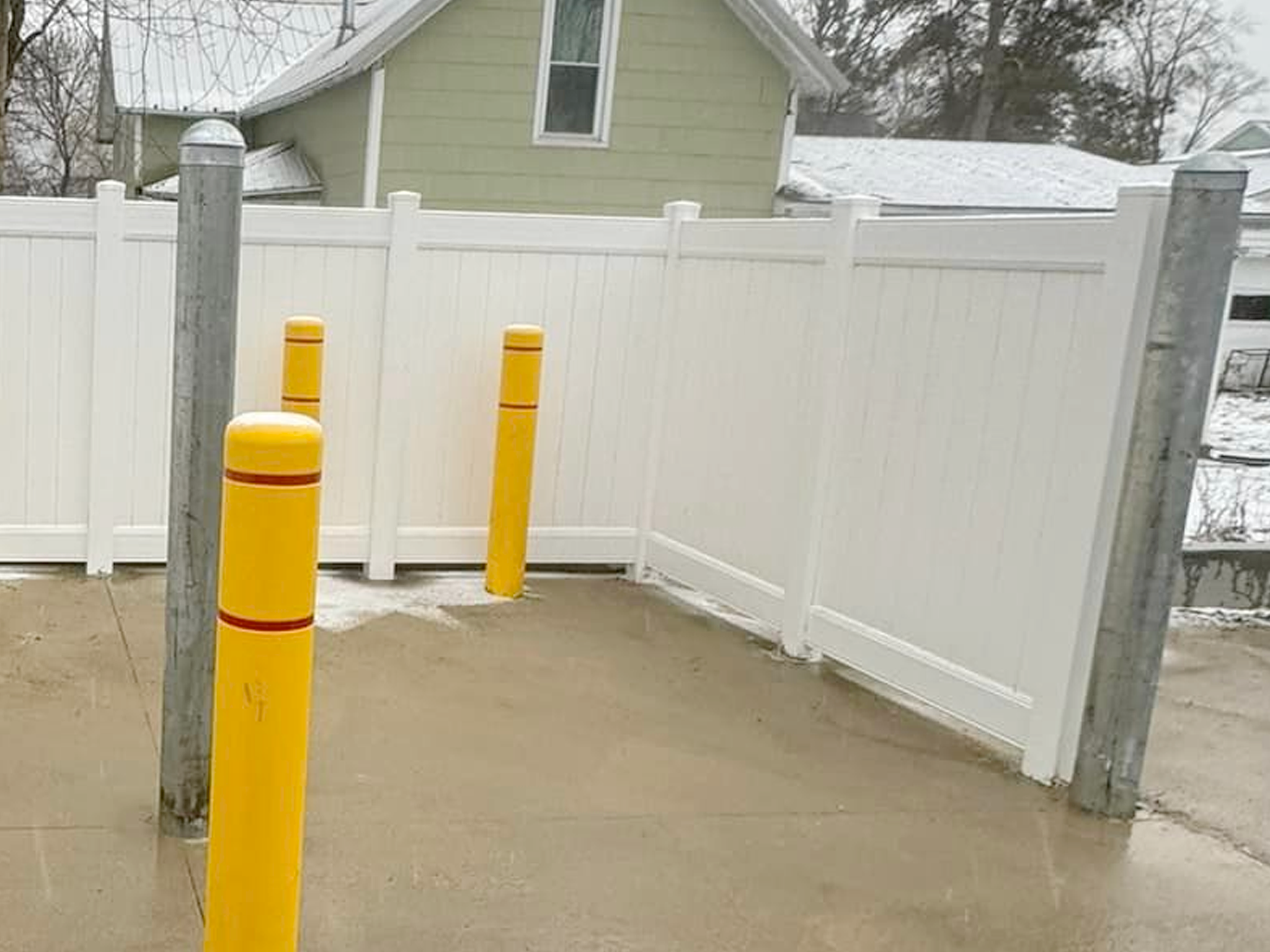 Meeting Commercial Fencing Needs: Comprehensive Solutions with Concrete Pads